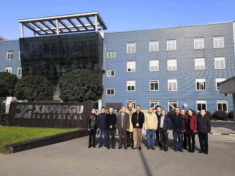 宋天虎監事長一行和與會代表們合影