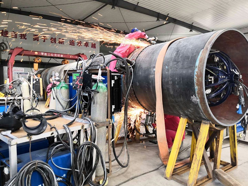 客戶焊工正在使用熊谷全位置自動焊機A-610