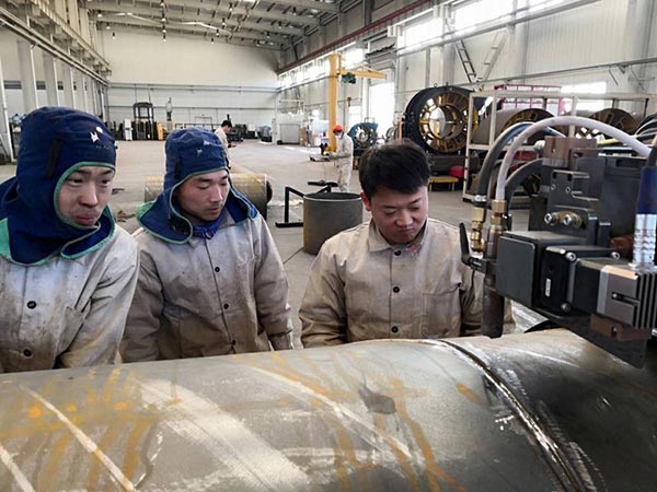 現場正在使用熊谷全位置管道焊機做焊接演示